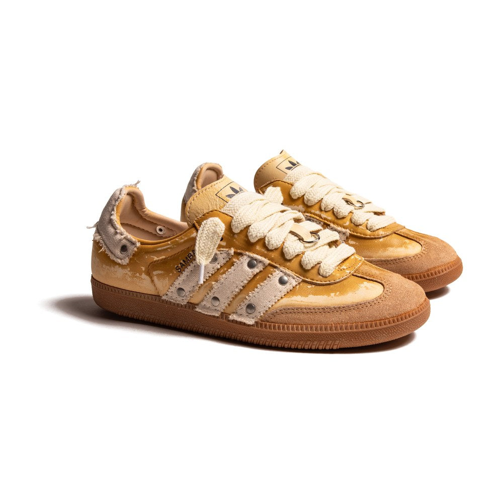 Adidas Samba Biscuit Custom con aerografia beige, effetto vintage, velluto e rivetti argento opaco