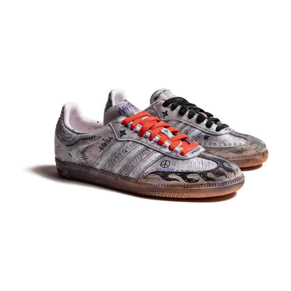 Adidas Samba Blaze Custom con aerografia grigia, scritte a mano, fiamme sulla punta e lacci spaiati
