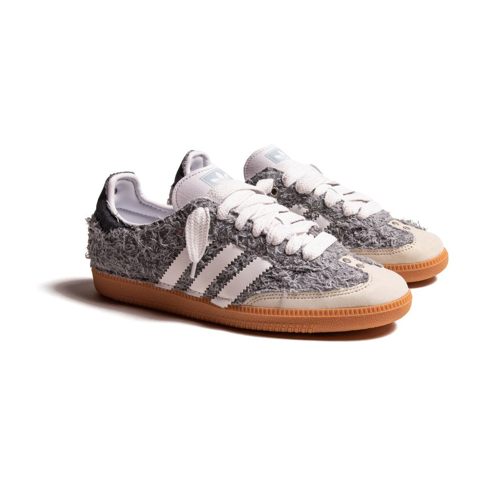 Adidas Samba Cargo Grey Custom con jeans grigio, strisce in pelle bianca e rivetti argento opaco