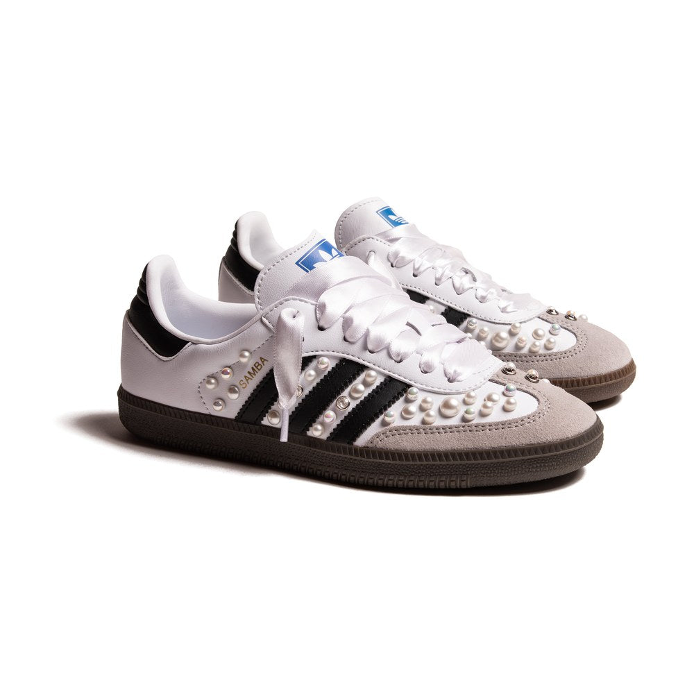 Adidas Samba Perla Custom con perle iridescenti, strass argentati e lacci in raso bianco
