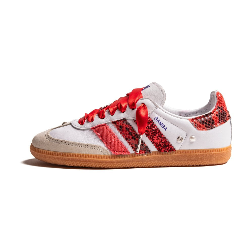 Adidas Samba Tris Glitter Red Custom con glitter rosso, tessuto effetto pitone, strass argento e lacci in raso