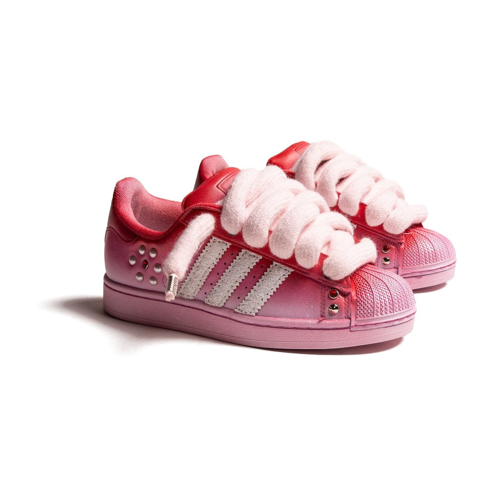 Adidas Superstar Big Bubble Custom con glitter bianco, aerografia rossa, rivetti argento, strass e lacci chunky