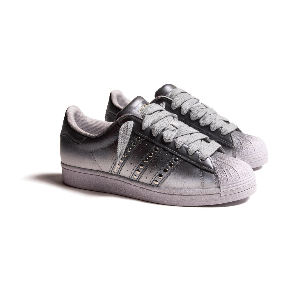 Adidas Superstar Platinum Custom total white con aerografia argento, rivetti metallici e lacci in cotone grosso