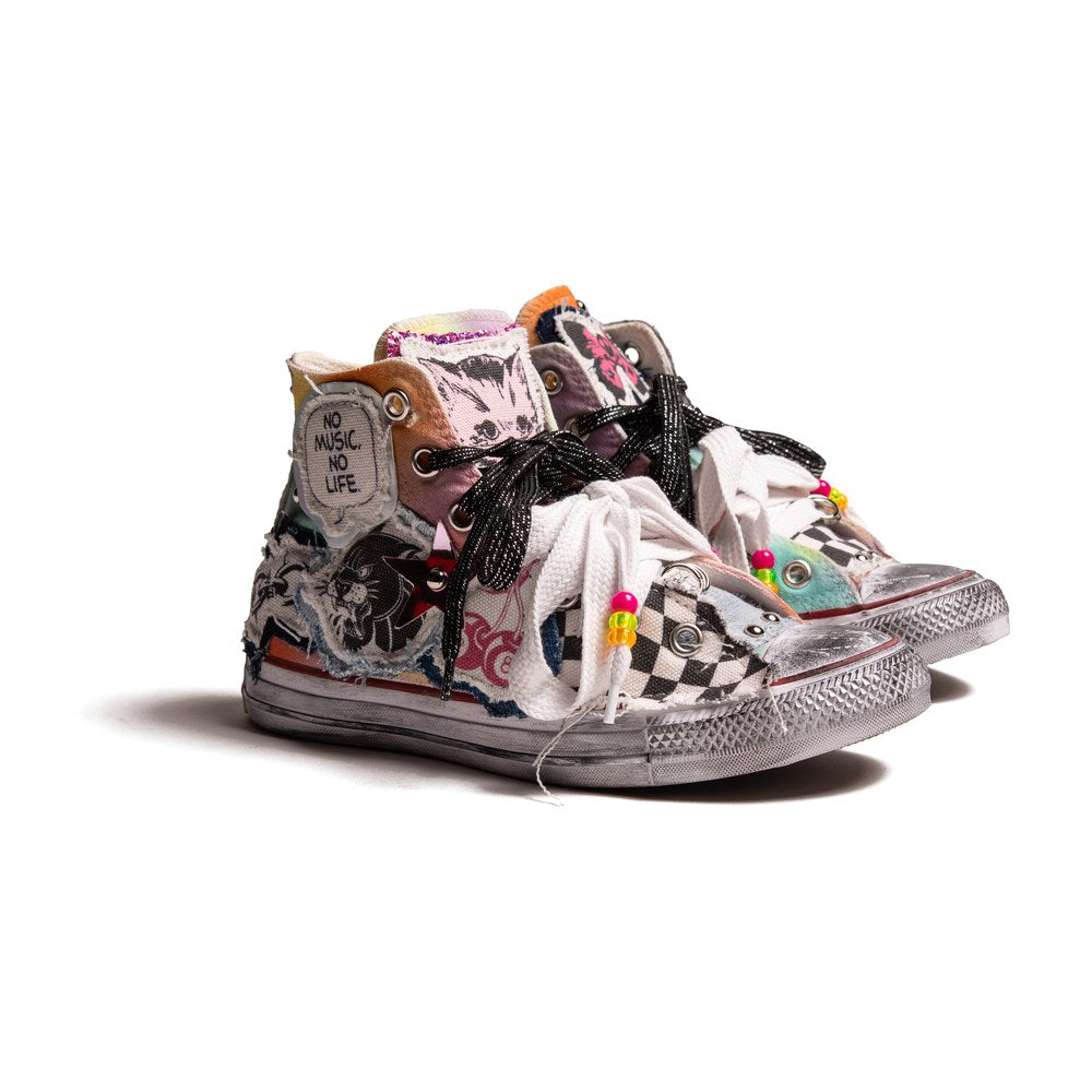 Converse Vaporwave Custom WEARART: sneakers aerografate rosa, rosso e arancione, con patch originali e suola vintage