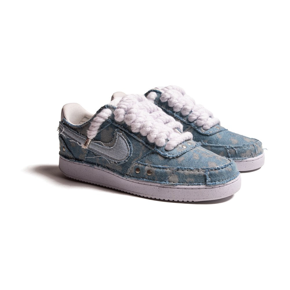 Nike Court Vision Denver Custom con denim slavato a pois, Swoosh azzurro, rivetti argento opaco e lacci in corda bianca