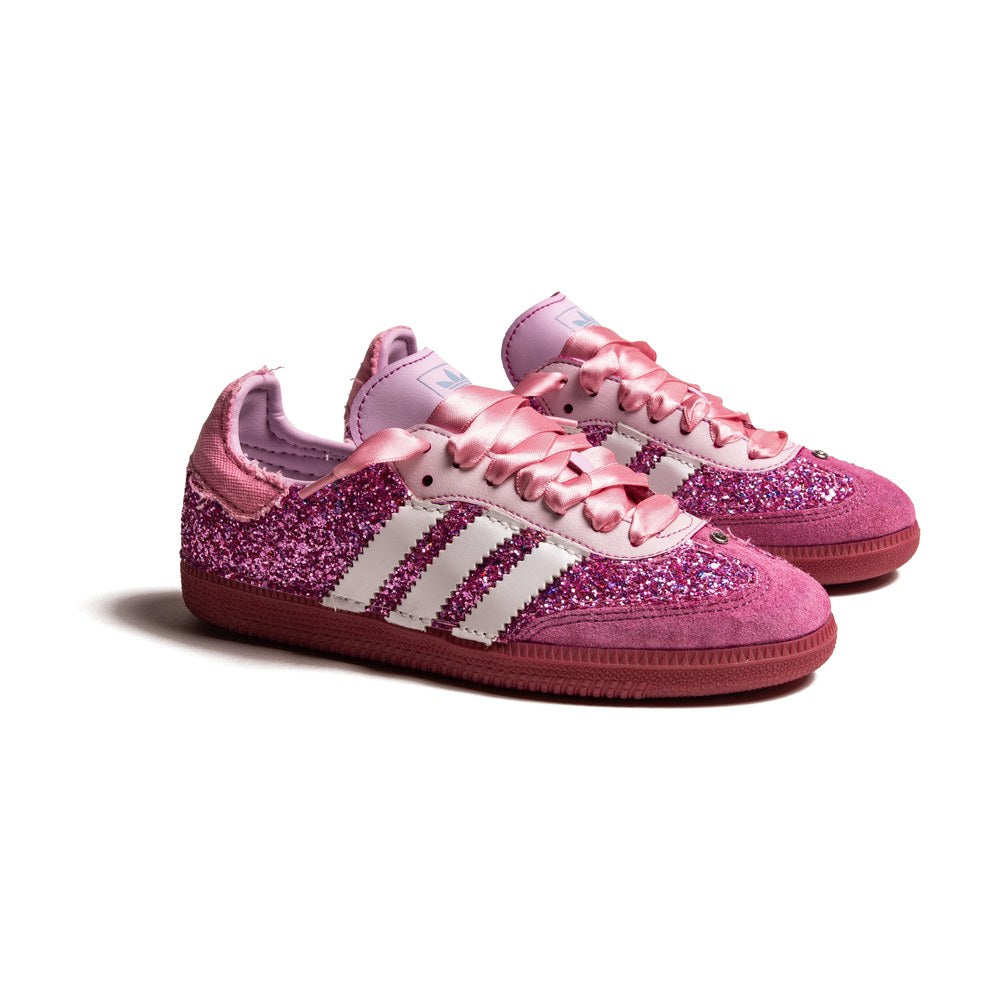 Adidas Samba Full Glitter Pink Custom, tinte di rosa con glitter fucsia, strisce in pelle bianca e lacci in raso rosa