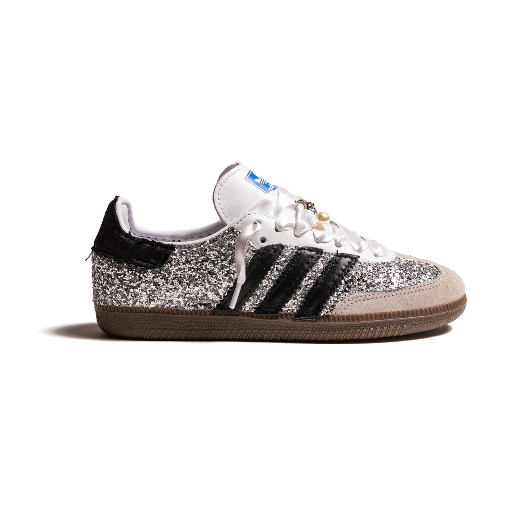 Adidas Samba Full Glitter Silver Custom con tessuto glitter, strisce nere, lacci in raso bianco e ciondolo con perla